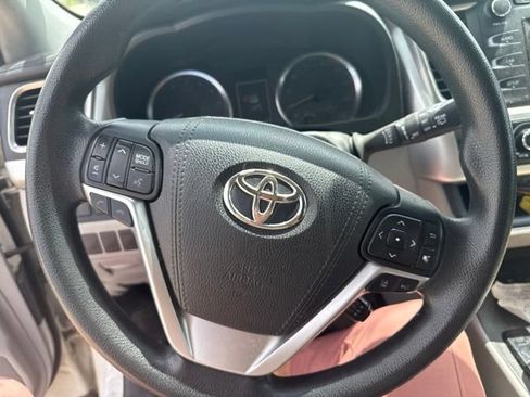 Used 2018 Toyota Highlander LE AWD/4WD image 21