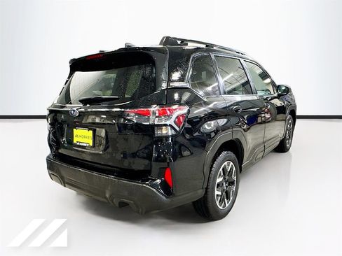 Used 2025 Subaru Forester Premium image 5
