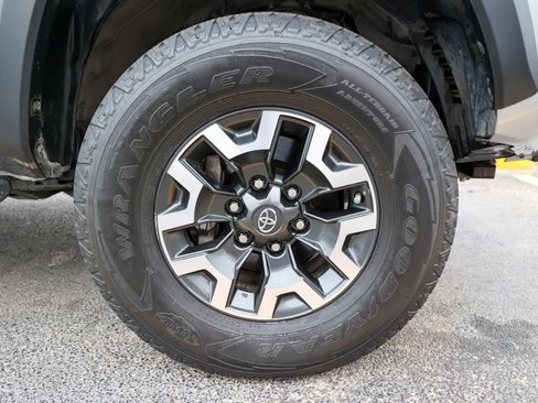 Used 2021 Toyota Tacoma TRD Off-Road w/ Technology Package image 8