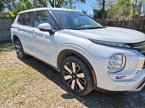 Used 2025 Mitsubishi Outlander SE image 2
