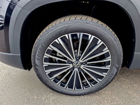 Used 2025 Volkswagen Taos SE image 22