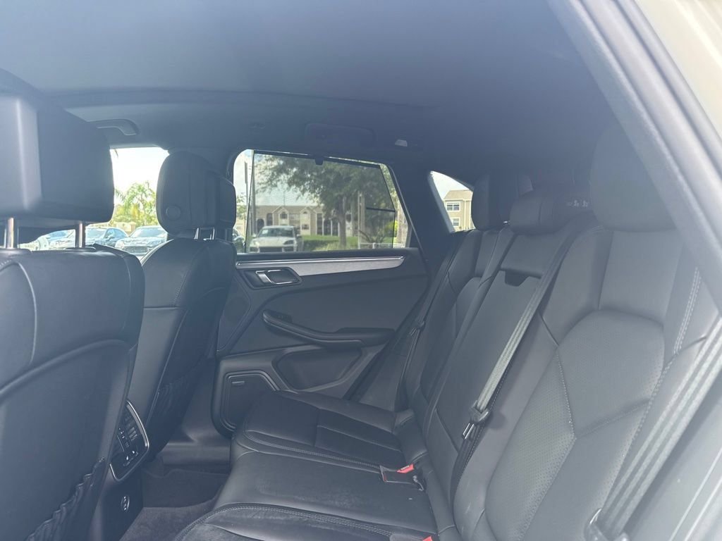 Certified 2026 Porsche Macan AWD/4WD image 7