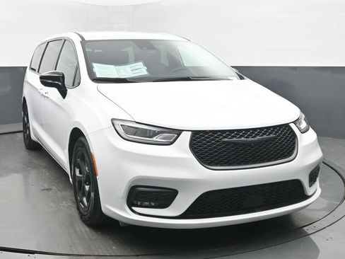 Used 2024 Chrysler Pacifica Limited FWD image 8