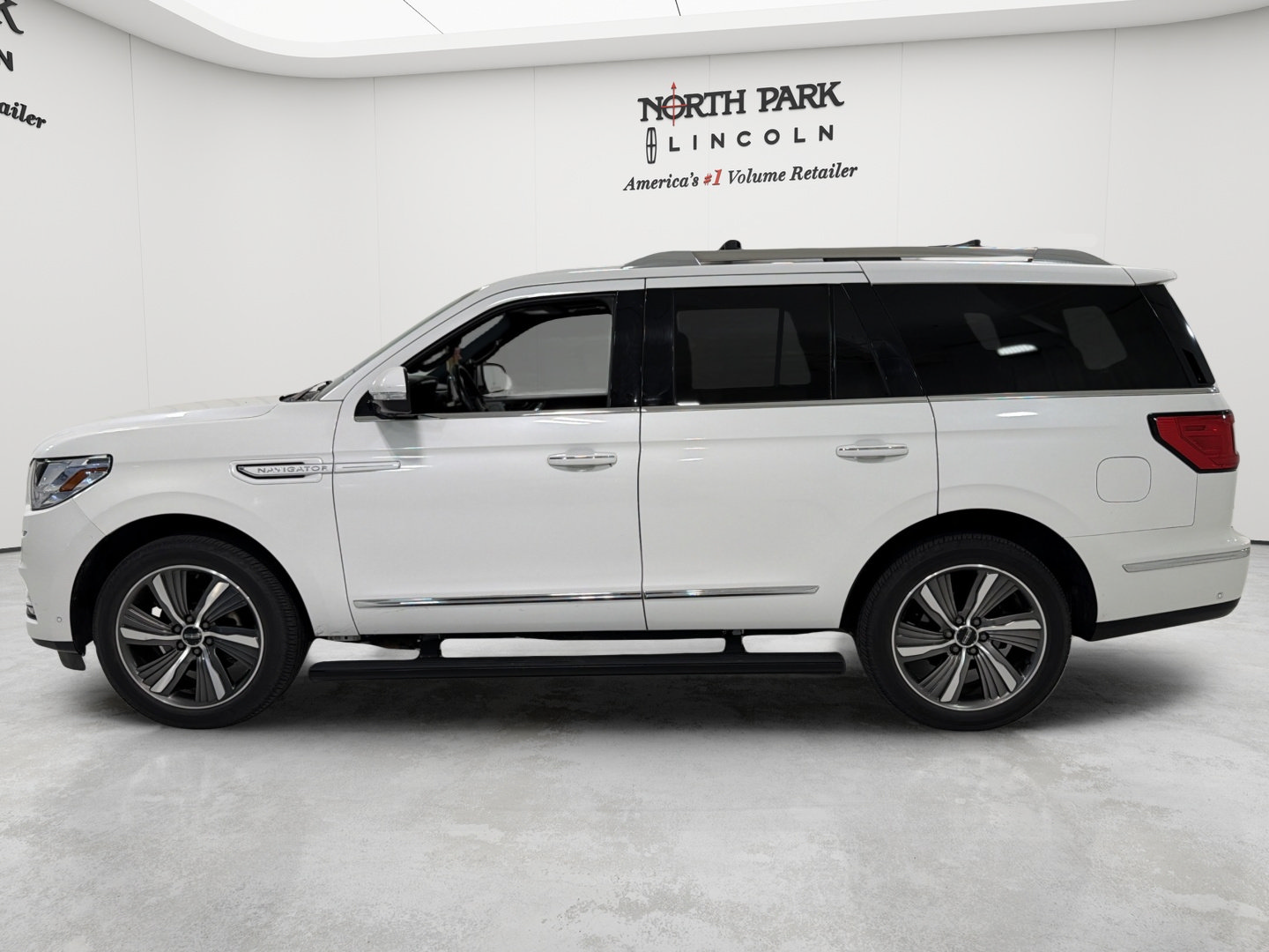 Used 2020 Lincoln Navigator Reserve w/ Equipment Group 208A Reserve AWD/4WD image 2