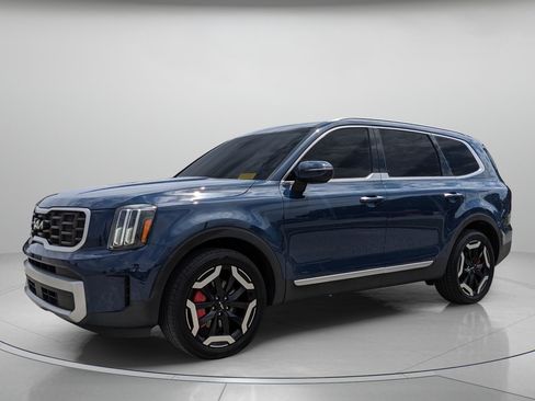 Used 2023 Kia Telluride S w/ S Sunroof Package FWD image 2