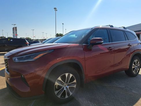 Used 2021 Toyota Highlander XLE FWD image 1