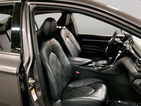 Used 2019 Toyota Camry XLE FWD image 9