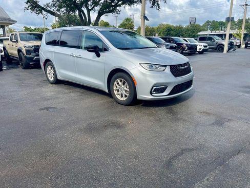 Used 2024 Chrysler Pacifica Touring-L FWD image 8