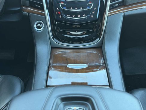 Used 2019 Cadillac Escalade Luxury image 31