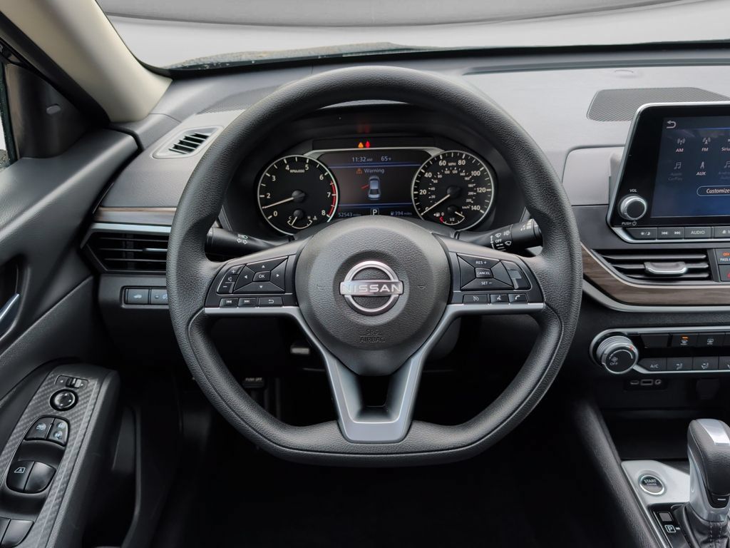 Used 2025 Nissan Altima 2.5 SV FWD image 11