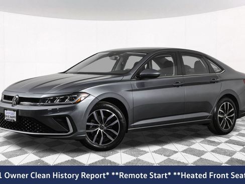 Used 2025 Volkswagen Jetta SE image 2