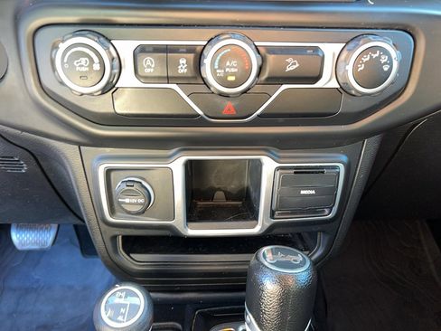 Used 2018 Jeep Wrangler Unlimited Sport image 19