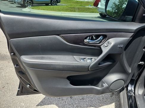 Used 2019 Nissan Rogue SV w/ Premium Package AWD/4WD image 18