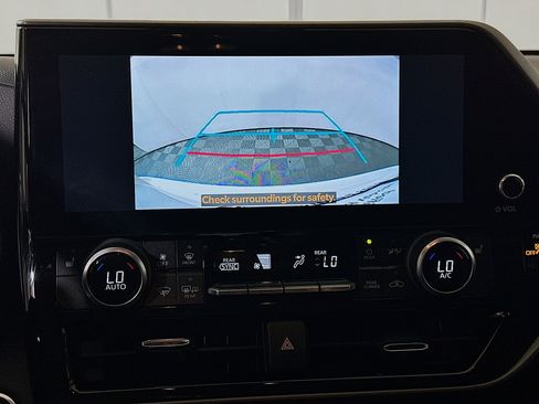 Used 2024 Toyota Highlander XLE FWD image 25
