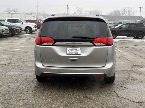 Used 2017 Chrysler Pacifica Touring-L image 4