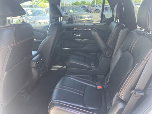 Used 2025 Honda Pilot TrailSport image 13