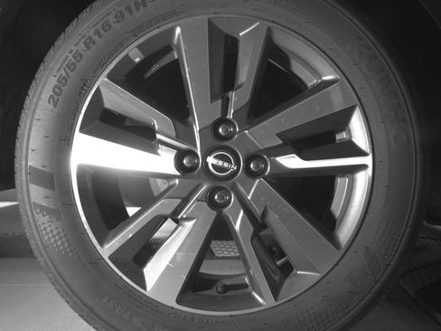 Used 2025 Nissan Versa SV FWD image 18