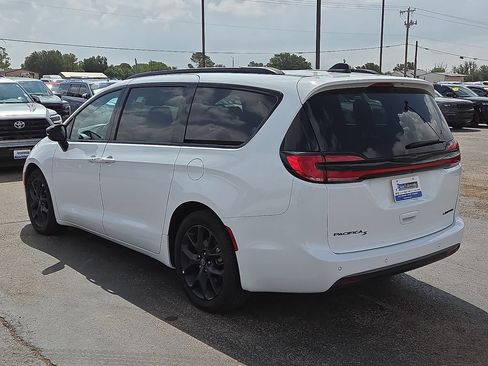 Used 2025 Chrysler Pacifica Limited FWD image 3