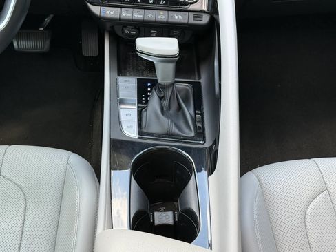 Used 2022 Hyundai Elantra Limited w/ Preferred Accessory Package FWD image 19