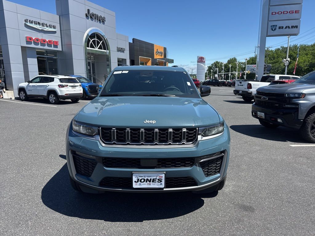 New 2026 Jeep Grand Cherokee L Limited w/ MOPAR Finishing Package AWD/4WD image 3