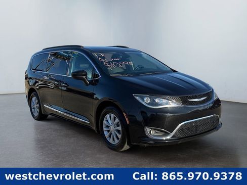 Used 2017 Chrysler Pacifica Touring-L image 1