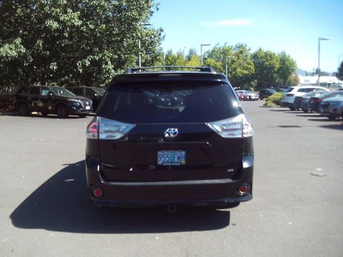 Used 2012 Toyota Sienna SE FWD image 4