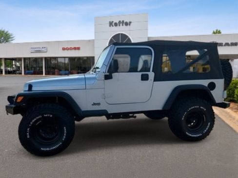 Used 2004 Jeep Wrangler 4WD image 2
