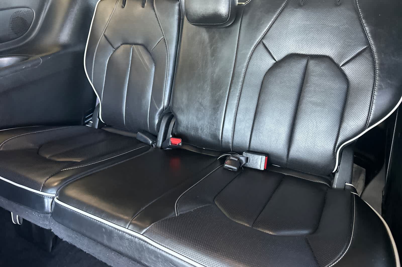 Used 2025 Chrysler Pacifica Limited FWD image 14