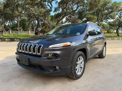 Used 2018 Jeep Cherokee Latitude Plus FWD image 2