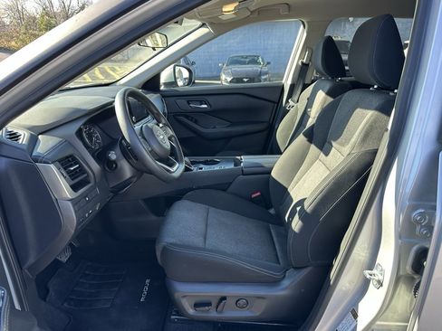Used 2024 Nissan Rogue SV image 11