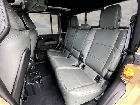 Used 2025 Jeep Gladiator Mojave AWD/4WD image 23