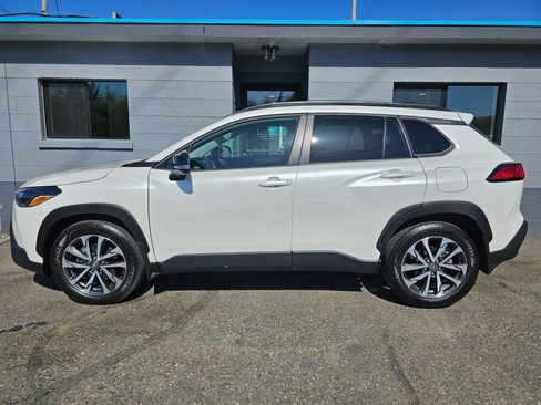 Used 2025 Toyota Corolla Cross LE AWD/4WD image 2