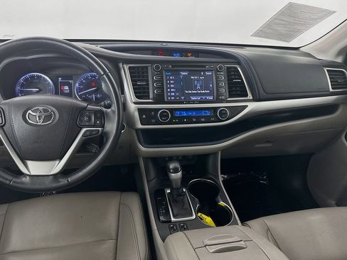 Used 2019 Toyota Highlander XLE AWD/4WD image 23