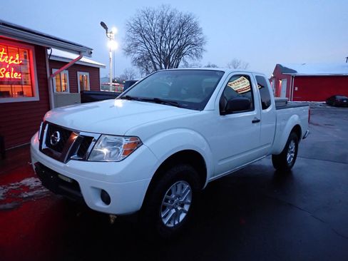Used 2014 Nissan Frontier SV image 3