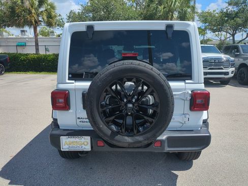 Used 2025 Jeep Wrangler Unlimited Sahara AWD/4WD image 7