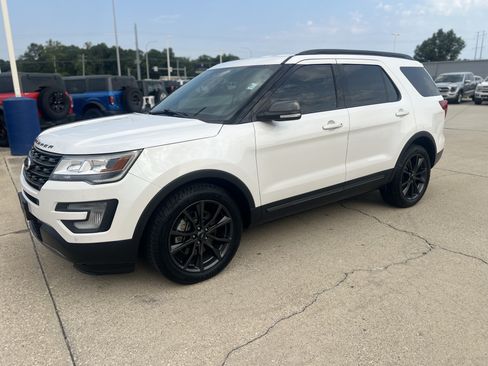 Used 2017 Ford Explorer XLT w/ Equipment Group 202A FWD image 10