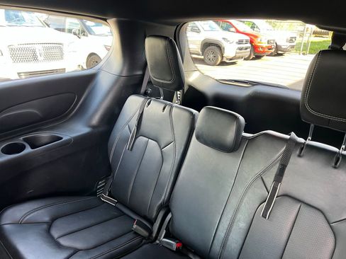Used 2025 Chrysler Pacifica Select image 49