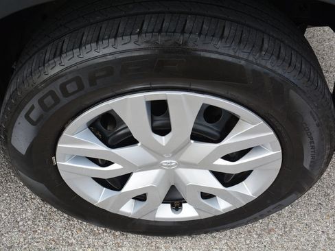 Used 2022 Toyota Corolla Cross L AWD/4WD image 21