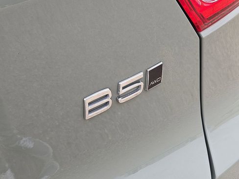 Used 2025 Volvo XC40 B5 Core AWD/4WD image 13