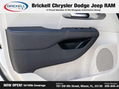 Used 2024 Chrysler Pacifica Touring-L image 11