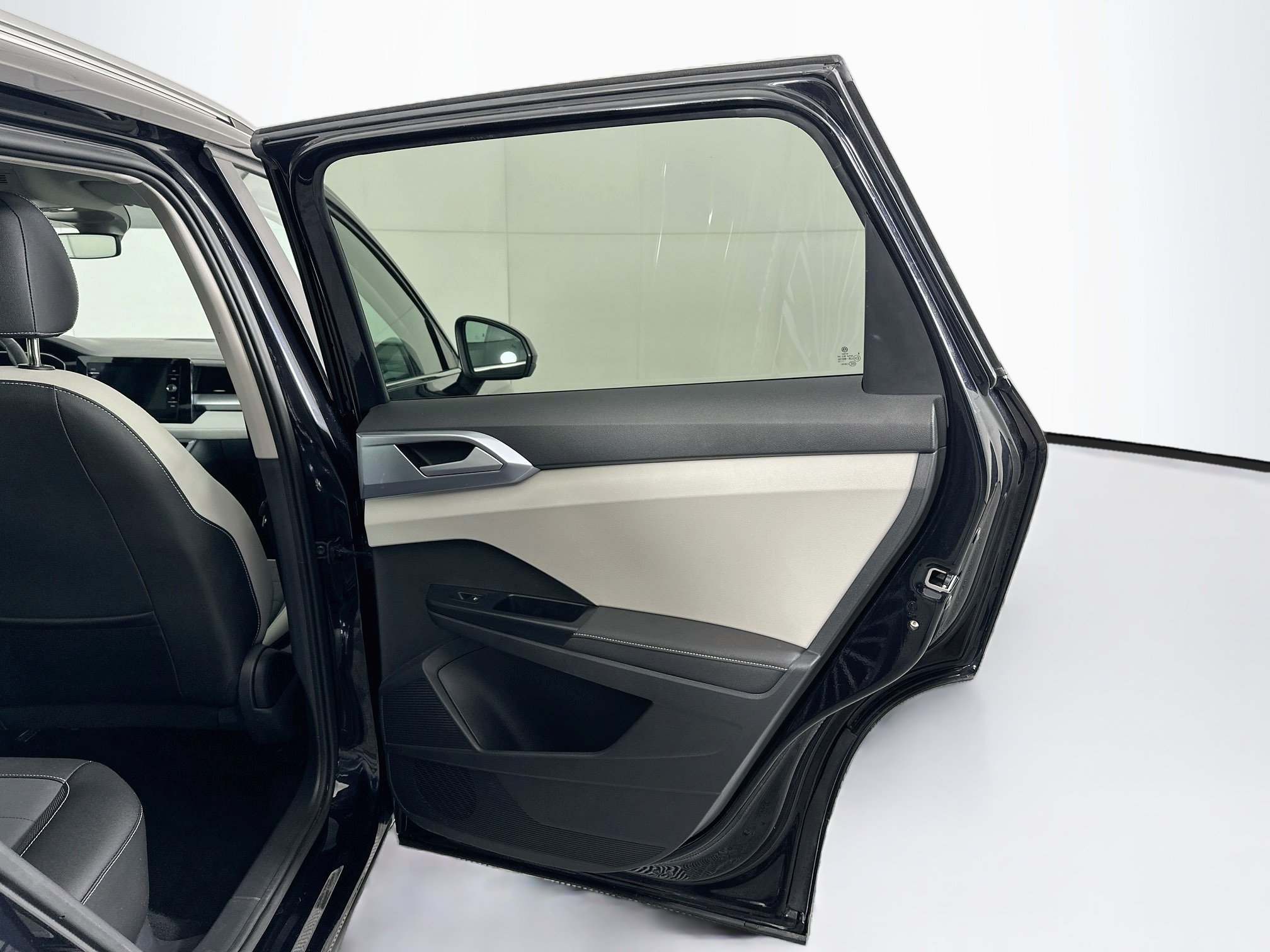 Used 2025 Volkswagen Taos SE FWD image 29