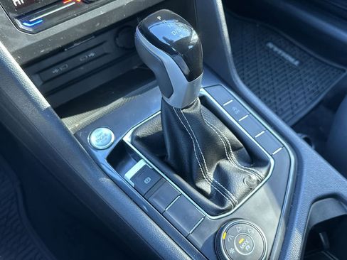 Used 2024 Volkswagen Tiguan SE image 21