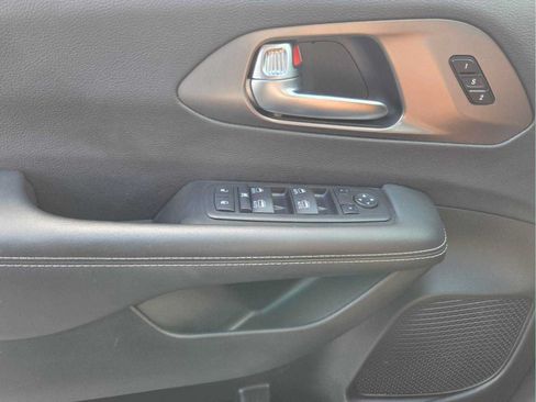 Used 2025 Chrysler Pacifica Select FWD image 22