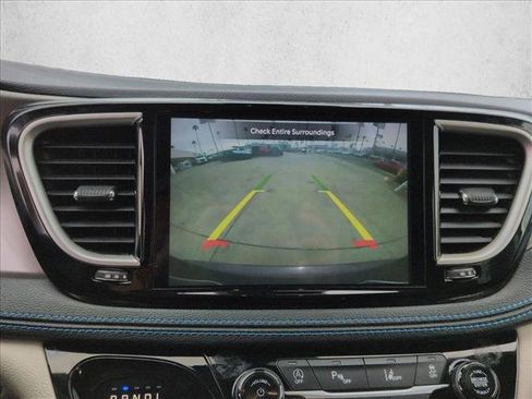 Used 2021 Chrysler Pacifica Touring-L image 13