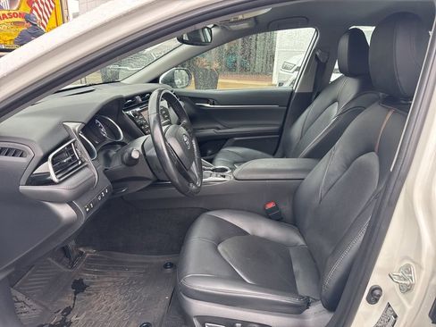 Used 2020 Toyota Camry XLE image 9