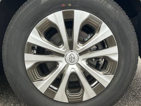 Certified 2022 Toyota Prius LE AWD/4WD image 27