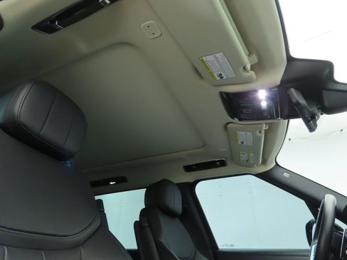 Used 2023 Land Rover Range Rover Long Wheelbase SE image 18