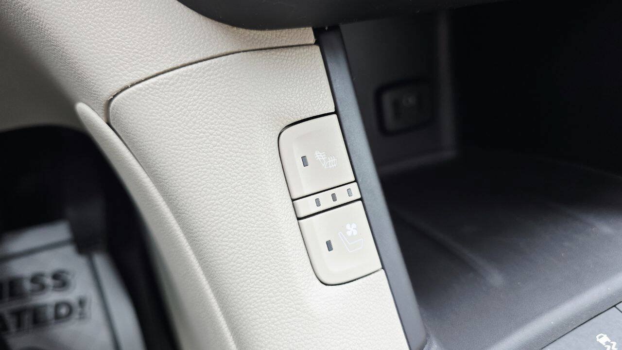 Used 2017 GMC Acadia Denali w/ Technology Package FWD image 25