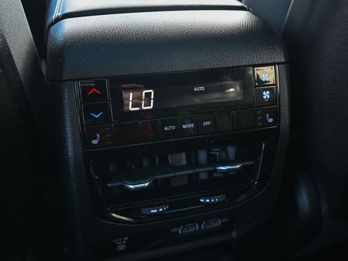 Used 2022 Jeep Grand Cherokee L Limited w/ Luxury Tech Group II image 25