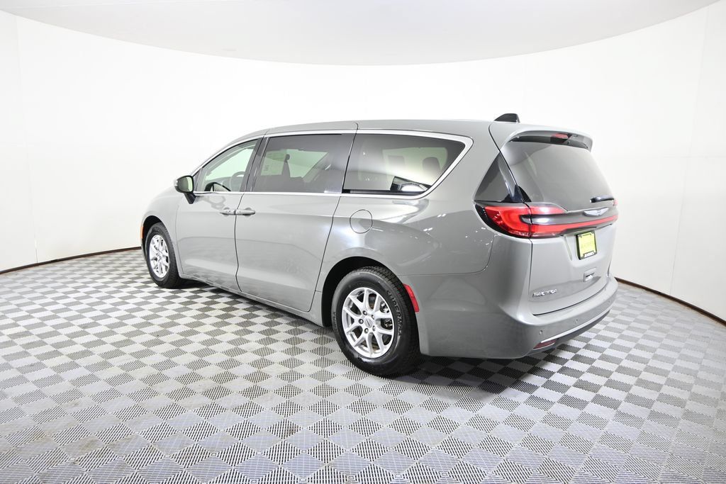 Used 2023 Chrysler Pacifica Touring-L FWD image 4